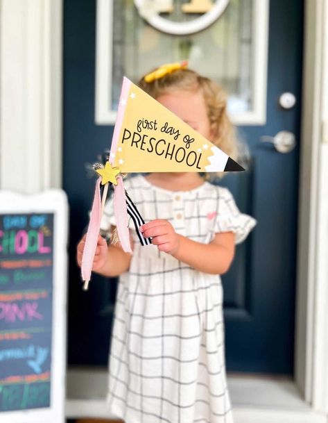 Back To School Styles, School Pennant, Preschool First Day, First Day Of School Pictures, Preschool Pictures, First Day Of Preschool, First Day School, Pennant Flags, Back To School Party