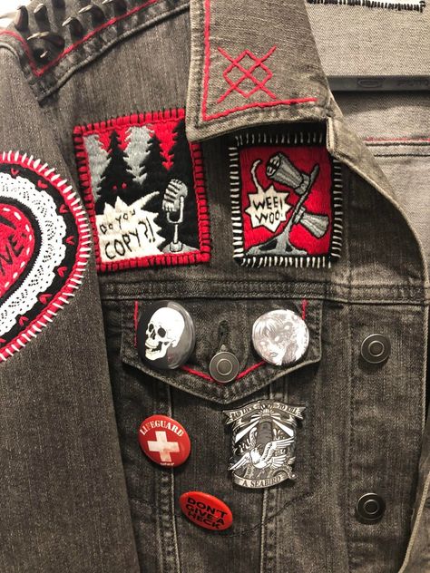 Patches Clothes Ideas, Custom Jackets Ideas, Battle Jacket Ideas Metal, Diy Shirt Patches, Sewing Patches On Jackets, Denim Jacket Details, Battle Jacket Patch Ideas, Battle Jacket Patches, Punk Jacket Ideas