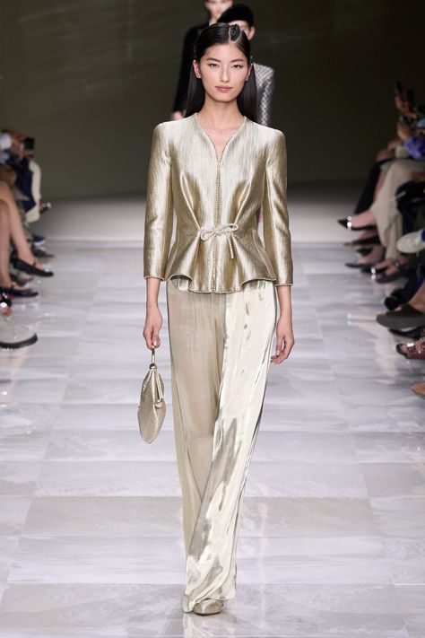 Armani Privé Fall 2024 Couture
https://www.vogue.com/fashion-shows/fall-2024-couture/armani-prive/slideshow/collection#7 Armani Fashion, Armani Women, Atelier Versace, Armani Prive, Couture Week, Tech Fashion, Friends Fashion, 가을 패션, Marchesa