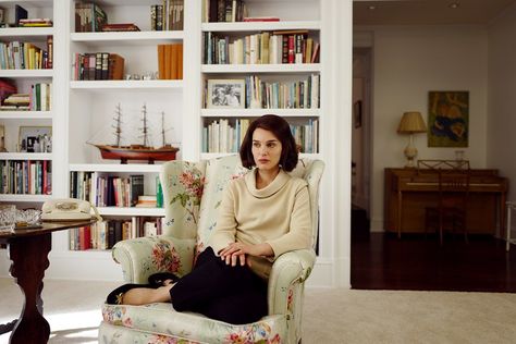 Back to Basics Natalie Portman Jackie, Jackie Film, 60s Interior, Floral Chair, Movie Decor, Famous Interior Designers, Inspired Interiors, Elegant Outfits, Book Shelves