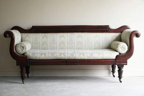 Traditional Sofa Living Room, Antique Sofa Living Room, Antique Couch, Antique Living Room, Carved Sofa, Antique Sofas, Antique Furniture Restoration, Walnut Sofa, Victorian Sofa