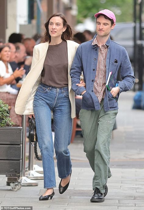 Alexa Chung Street Style 2023, Alexa Chung Style Winter, Alexa Chang, Alexa Chung Street Style, Daily Alexa Chung, Tom Sturridge, London 2023, Cream Outfit, Blazer Street Style