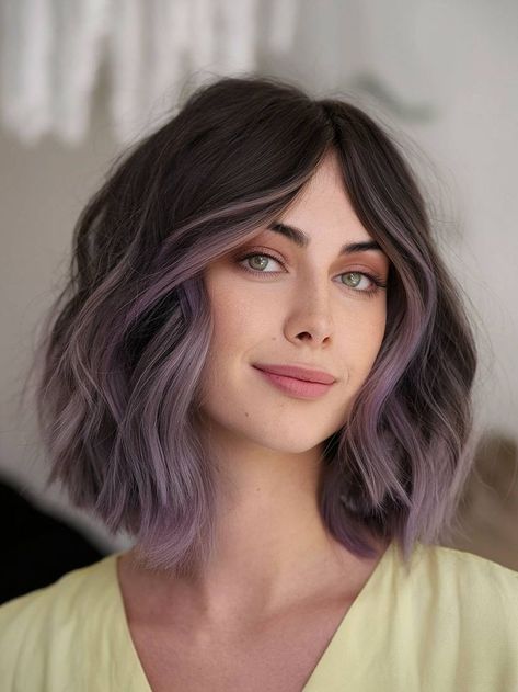 Natural textured layered bob haircut 90s Short Haircut, 90s Layered Bob, Bobs For Women, Bob Ideas, Short Haircut Ideas, Edgy Pixie Cuts, Edgy Pixie, Layered Bobs, Sleek Bob