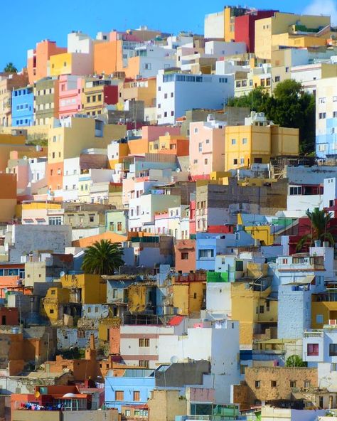 Grand Canaria, Favelas Brazil, Aesthetic Architecture, Colorful Buildings, Secret Photo, Most Instagrammable Places, Colourful Buildings, Instagrammable Places, Canary Islands