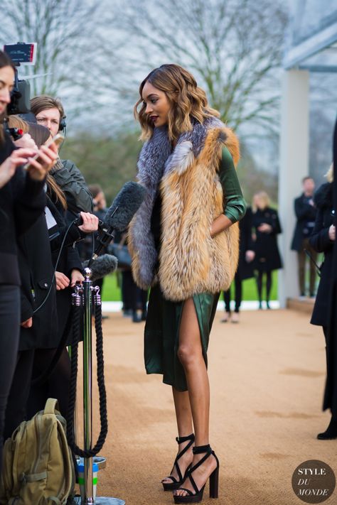 #New on #STYLEDUMONDE http://www.styledumonde.com with @officialjdunn #JourdanDunn at #london #fashionweek #lcm #burberry #outfit #ootd #streetstyle #streetfashion #fashion #mode #style Fur Vest Outfit, Vest Street Style, Street Style 2016, Vest Outfit, Model Street Style, Fur Fashion, 가을 패션, Fur Vest, 2016 Fashion