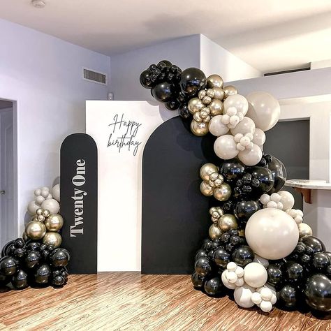 21st Birthday Themes, Black And White Balloons, White Party Decorations, Black And Gold Balloons, Graduation Backdrop, Graduation Balloons, Gold Party Decorations, Garland Arch, Birthday Balloon Decorations