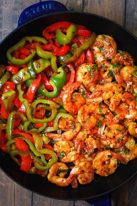 sweet chili shrimp with bell peppers in a cast iron skillet Shrimp With Bell Peppers, Summer Shrimp, Sweet Chili Shrimp, Spicy Seafood, Chili Shrimp, Bell Pepper Recipes, Shrimp Dinner, Quick Dishes, Shrimp Recipes For Dinner