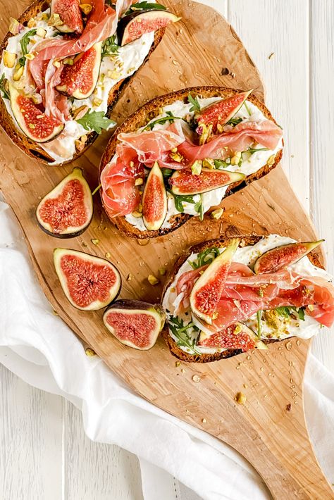 Ricotta Bruschetta, Whipped Ricotta, Fig Recipes, Bruschetta Recipe, Meat Dinners, Quick Lunch, Supper Recipes, Fun Easy Recipes, Quick Lunches