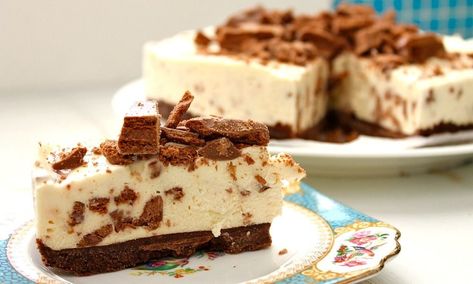 If you love Tim Tams and you love cheesecake, this deliciously decadent Tim Tam cheesecake is the perfect crime. Cheesecake Flavours Ideas, Aussie Desserts, Cheesecake Flavours, Popular Cheesecake Recipes, Tim Tam Cheesecake, Butterscotch Desserts, Tim Tams, Australia Food, Tim Tam