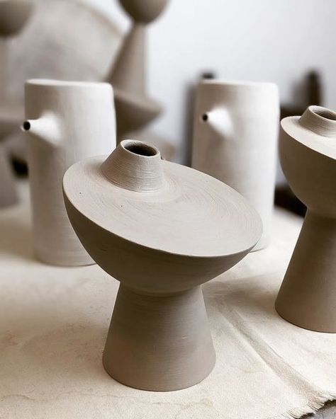 Minimalist Ceramics, Vase Ideas Decorative, Abstract Pottery, Ceramic Vessels Ideas, Pottery Training, Modern Ceramics Design, Ceramic Vases Design, Contemporary Pottery, Tanah Liat