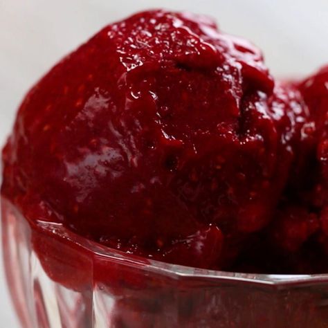 Raspberry sorbet 2 ingredients Raspberry Sorbet Recipe, Sour Cherry Tree, Cherry Sorbet, Mint Sorbet, Homemade Sorbet, Watermelon Sorbet, Sorbet Recipe, Fruit Sorbet, Chile Sauce