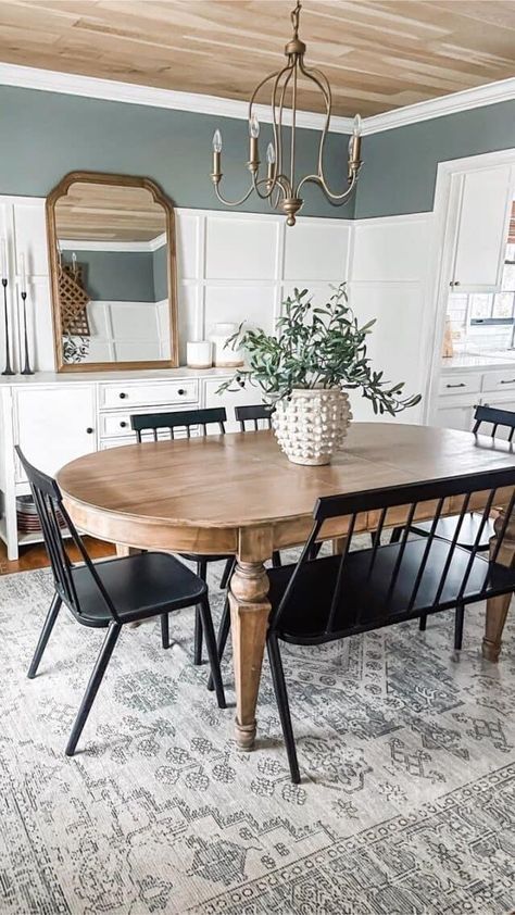 Light Brown Table With Black Chairs, Center Table Dining Room Decor, Dining Room Design Boho, Wood Table With Black Chairs, Long Dining Table Decor, Farm Dining Room, Farmhouse Dining Room Decor, Small Dining Room Decor, Spanish Home Decor