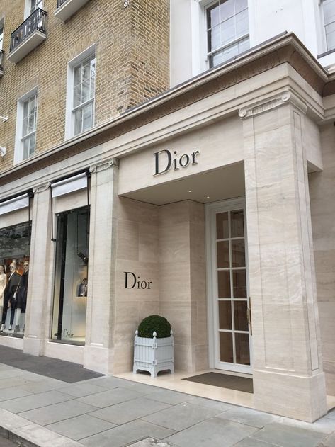 Christian Dior Basement Waterproofing, London Dior Flagship Store, Advertorial Design, Dior Store, Dior Shop, Beauty Dior, Aesthetic Interior Design, Clothing Store Interior, Shop Buildings, London Shopping