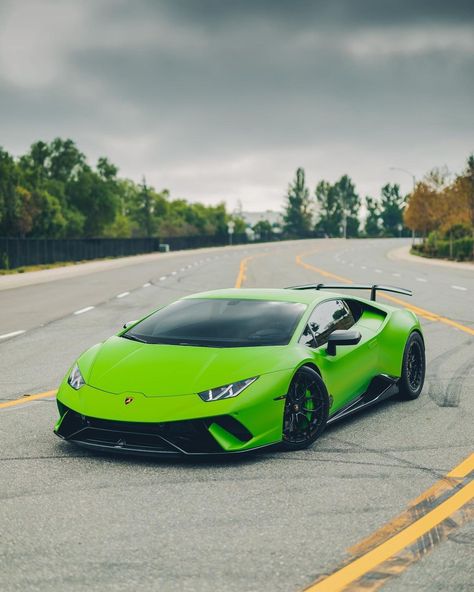 V10 Italian Monster. By @johnnxxts #Lambo #Hurracan #Performante #ItalianCar #Cars Automotive Wallpaper, Lambo Huracan, Tmax Yamaha, Lux Cars, Lamborghini Cars, Super Car, Lamborghini Huracan, Italian Cars, Expensive Cars