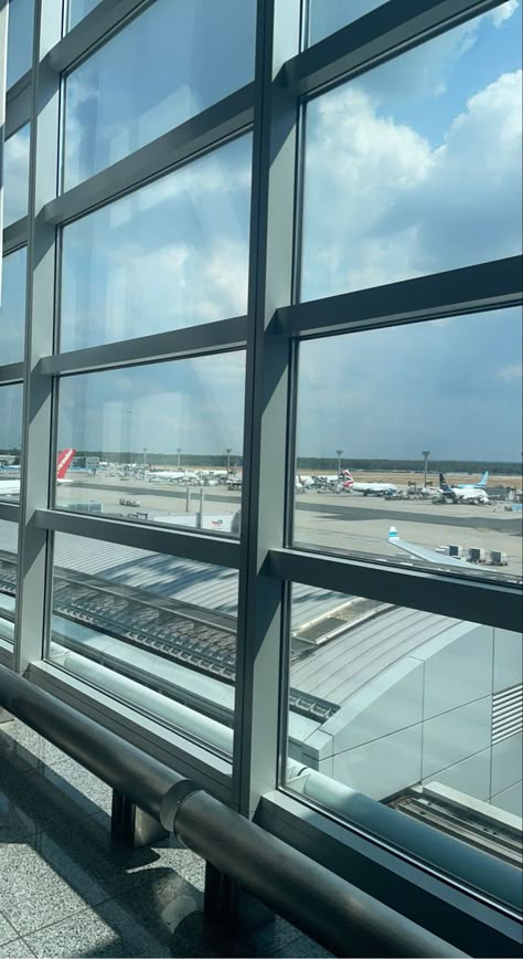 Airport girlstrip Frankfurt summer vacation summervacation plane Heathrow Airport Snapchat, Fake Airport Snaps, Airport Snapchat Stories, Airport Snapchat, Airport Snap, Plane Window View, Travel Video Ideas, Hamburg Airport, Ninoy Aquino International Airport