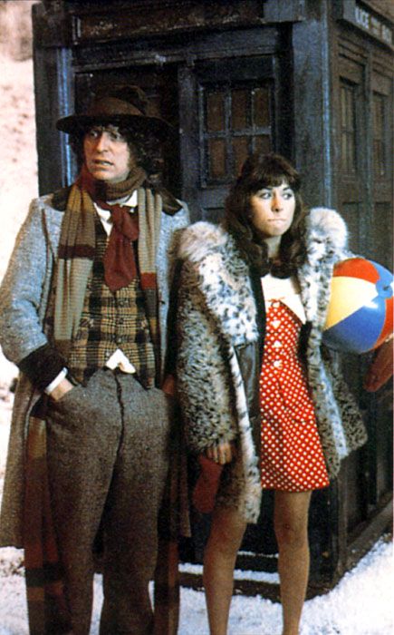 4 and Sarah Jane - The Seeds Of Doom Dr Who Scarf, Weird Lighting, Disneysea Tokyo, Sarah Jane Smith, Fourth Doctor, Toms Shoes Women, Doctor Who Companions, 4th Doctor, Classic Doctor Who