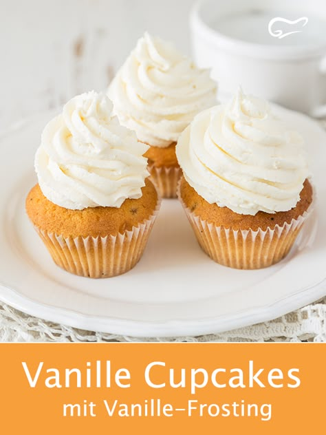 Hier ein Rezept für eine tolle Köstlichkeit aus Amerika. Die leckeren Vanille Cupcakes mit Vanille Frosting gelingen rasch und schmecken toll. #vanillecupcakes #vanillefrosting #cupcakes #rezept #backen #amerika Vanille Muffins, Chocolate Cupcakes Moist, Vanilla Cupcake Recipe, Cupcake Recipes Chocolate, Healthy Recipes Easy Snacks, Vanilla Cake Recipe, Salted Caramel Chocolate, Cupcake Frosting, Pumpkin Spice Cupcakes