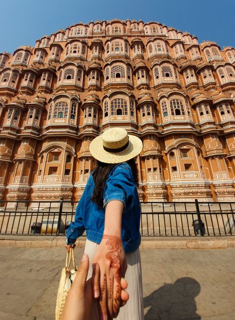 Photoshoot In Jaisalmer, Jaipur Photography Poses Couple, Jaipur Couple Aesthetic, Jaipur Travel Photography, Couple Poses In Rajasthan, Jaipur Travel Outfits Ideas Women, Rajasthan Picture Ideas, Hawamahal Jaipur Photography, Mumbai Photography Poses