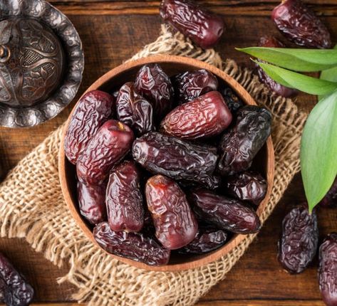 Dates Photography, Health Benefits Of Dates, Plate Photography, Dates Benefits, Medjool Dates, Fasting Diet, Fat Loss Diet, Healthy Bones, Healthy Gut