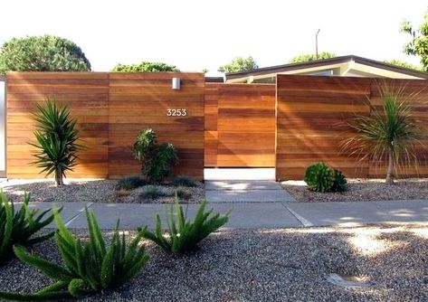 The wooden fence was once the only kind of fence that was used in the past, but now there are so many options and materials, so the wooden fence is just Modern Fence Panels, Pagar Modern, Modern Wood Fence, Mid Century Exterior, Modern Fence Design, Front Fence, Horizontal Fence, Front Yard Fence, Fence Landscaping