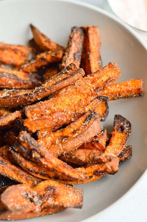 Garlic Parmesan Air Fryer Sweet Potato Wedges Air Fryer Sweet Potato Wedges, Air Fryer Carrot Fries, Gratin Recipes, Homemade Big Mac Sauce, Deficit Meals, Air Fryer Recipes Appetizers, Potato Chip Recipes, Crispy Sweet Potato Fries, Savory Sides