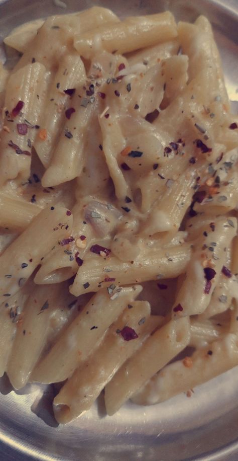 😍🤗 White Sauce Pasta Aesthetic, White Sauce Pasta Snap, Pasta Snap, Chilli Pasta, Pasta Aesthetic, Chocolate Lovers Gift, White Sauce Pasta, Dinner Snacks, Sauce Pasta