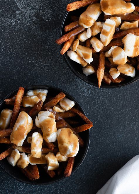 Aaaaah la poutine québécoise ! Ce plat traditionnel québécois est très complexe dans sa simplicité… Des frites trop molles, une sauce poutine trop liquide, un fromage en grains (cheddar frais) qui fait pas “skouik skouik” sous la dent sont autant d’éléments qui feront que ta poutine maison ne sera pas la meilleure. Alors voici ma recette de la meilleure poutine maison traditionnelle, quelques détails feront rapidement la différence ! Lunch Sides, Scrumptious Food, Poutine, Snack Bar, Cheddar, Sauce, Snacks, Bar, Art