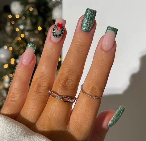 Nail Design Green, Nail Inspo Green, Nails Summer Vibes, Holiday Nails Short, Christmas Nails Green, Green Christmas Nail, Vibrant Nail Designs, Nails For Winter, Christmas Nail Inspo