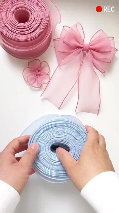 Diy Gift Bow, Ribbon Tutorial, Ribbon Bow Tutorial, Homemade Bows, Ribbon Decoration, Diy Hair Accessories Ribbon, Gift Wrapping Techniques, Ribbon Crafts Diy, Bows Diy Ribbon