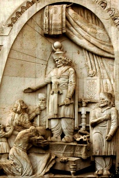 Statue of Khosrau I in Tehran courthouse. Statue of Khosrau I, a Sasanian king who was known to be a great patron of philosophy and knowledge. Sassanid Empire, Sasanian Empire, History Of Iran, Parthian Empire, Ancient Persian Art, Ancient Iran, Persian History, Iran Art, Cyrus The Great