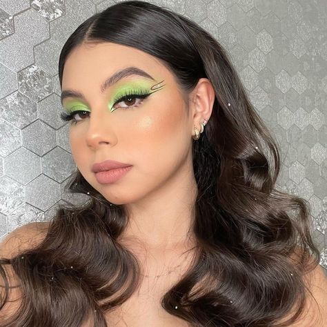 Zully Inzunza on Instagram: “Usando los colores de esta temporada en el maquillaje, muy primaveral💚✨” Makeup With Black Eyeliner, Green Eye Makeup, Pretty Eye Makeup, Makeup Board, Green Eye, Social Trends, Photo Makeup, Black Eyeliner, Makeup For Green Eyes