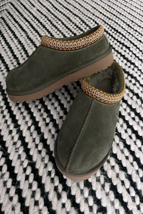 comfy slippers, fall outfit inspo, fall outfits 2022, fall outfits, fall outfits aesthetic, back to school outfit, cozy outfit, lounge outfit, house slippers, fall outfit inspo, tasman slippers, ugg slippers, ugg, olive green ugg, olive green ugg slipper, ugg outfit, comfy uggs, ugg slipper, ugg tasman, burnt olive green ugg, winter outfit inspo, cozy outfit inspo, pj inspo, indoor shoes, fuzzy slippers #affiliate #affiliatelink Tasman Outfit, Ugg Tasman Outfit, Tasman Slippers Outfits, Outfit Ugg, Pairing Ideas, Slippers Outfit, Tasman Slippers, Birkenstock Outfit, Ugg Tasman Slippers