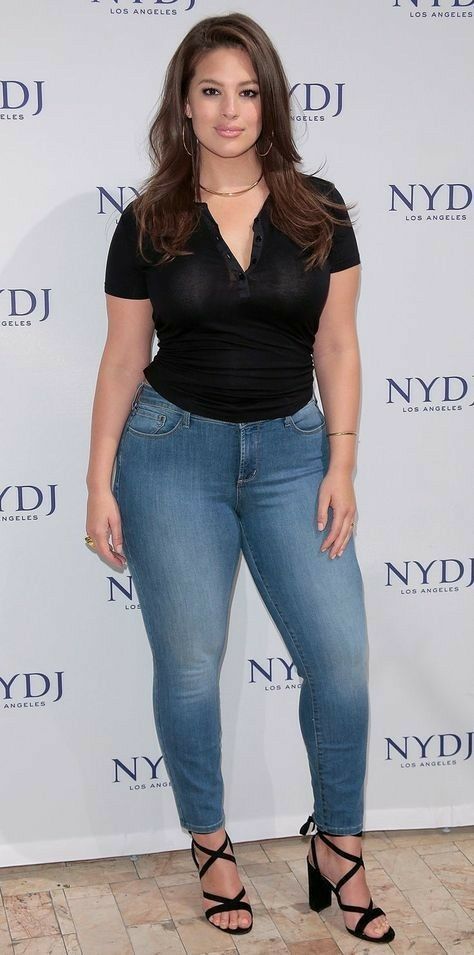 Woman In Jeans, Ashley Graham Style, Jeans Trend, Belle Silhouette, Look Plus Size, Dress Tops, Ashley Graham, Plus Size Beauty, Plus Size Models