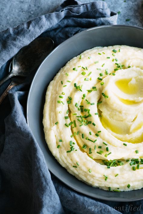 One simple trick from https://meatified.com makes the creamiest cauliflower mash, with a hint of sweetness & a more potato-like texture, finished with plenty of garlic & chives. Dried Chives, Gluten Free Side Dish, Mashed Parsnips, Parsnip Recipes, Paleo Cauliflower, Cauliflower Mashed Potatoes, Cauliflower Mash, Garlic Chives, Creamy Cauliflower