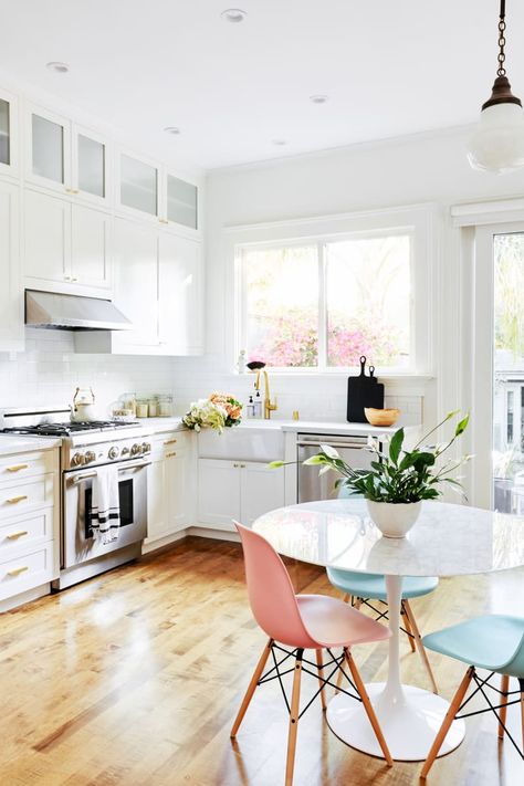 small space myths: you can't entertain Traditional White Kitchen Cabinets, White Kitchen Traditional, Round Kitchen Table, Small Kitchen Tables, Round Kitchen, Modern Kitchen Interiors, Kitchen Decor Modern, Cute Kitchen, Apartment Kitchen