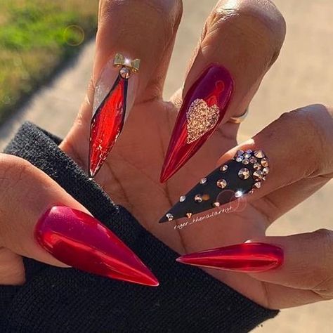 King Queen Nails, Queen Of Hearts Nail Ideas, Queen Of Hearts Nails Acrylic, Red Queen Nails, Red And Black Valentines Day Nails, Queen Of Hearts Nails Designs, Queen Of Hearts Nails, Houston Nails, Hearts Nails