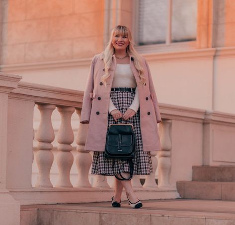 Feminine Fashion Blogger Elizabeth Hugen of Lizzie in Lace shares 5 Romantic Academia Outfit Essentials including a pink bow coat Romantic Academia Aesthetic Outfit, Romantic Academia Outfits, Feminine Winter Outfits, Romantic Academia Aesthetic, Romantic Fashion Style, 50 Style Dresses, Feminine Winter, Academia Aesthetic Outfit, Lace Outfits