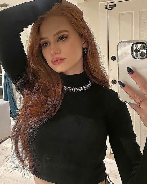 Cheryl Blossom Riverdale, Riverdale Cheryl, Madelaine Petsch, Cheryl Blossom, Aesthetic Women, Emma Roberts, Emma Stone, Girl Crushes, Emma Watson