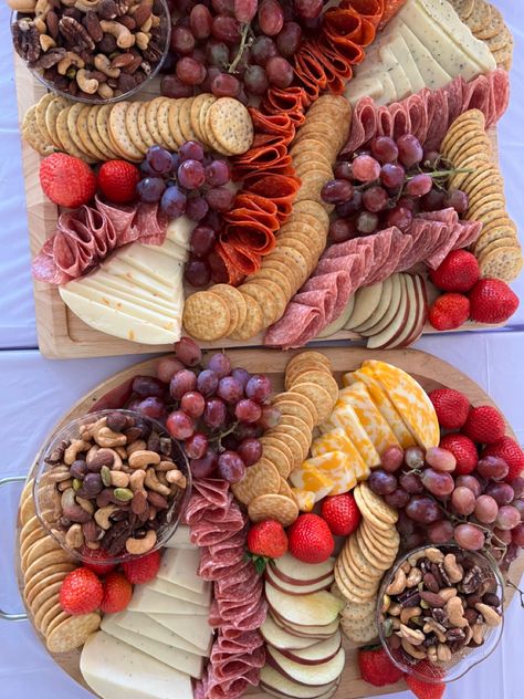 Cheese And Salami Board, Salami Charcuterie Board, Salami Charcuterie, Housewarming Party Food, Grazing Board, Easy Healthy Meal Prep, Party Inspo, Brunch Menu, Housewarming Party