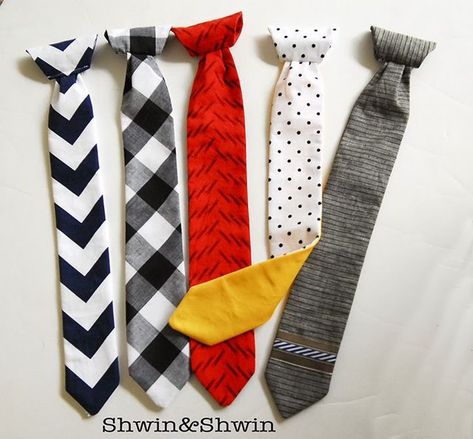 I really hope I am not the only mom who decides at the last min that your son just absolutely NEEDS a tie to complete his outfit. You know before church, or a school christmas pageant, or a special s Tie Pattern Free, Neck Tie Pattern, Tie Tutorial, Make A Tie, Kids Ties, Boy Sewing, Christmas Pageant, Diy Bebe, Free Pdf Pattern