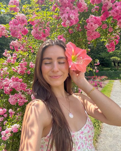 Season of sun & flowers!🌸🌞🌺🐝 #outfitinspo #summeroutfit #pinterestaesthetic #summerstyle #summerflowers #flowerfield #summerdress #pinkflowers #flowergarden Flower Garden Poses Photo Ideas, Flower Garden Poses, Flower Field Instagram Pictures, Cute Poses In Flower Field, Flower Feild Pics, Flower Feild Pics Poses, Wendy Cope, Feed Insta, Flower Lover