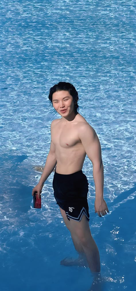 Woozi Abs Seventeen, Hoshi Shirtless Seventeen, Woozi Biceps, Wonwoo Shirtless Seventeen, Seventeen Shirtless Pics, Woozi Shirtless Seventeen, Woozi Wallpapers Boyfriend, Seventeen Biceps, Seventeen Swimming