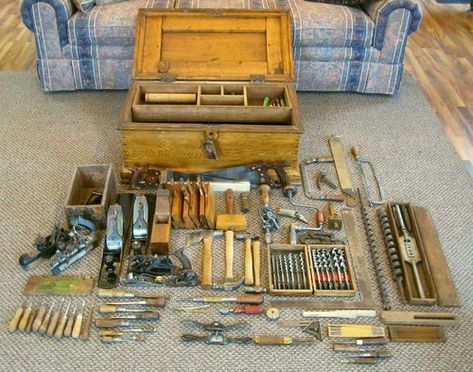 Old Woodworking Tools, Wood Shop Organization Ideas, Shop Tool Boxes, Wood Tool Chest, Craft Tool Storage, Hand Tool Woodworking, Old Tool Boxes, Antique Hand Tools, Tool Box Diy