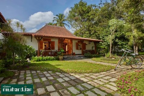 A house with Javanese architecture syle, rumah joglo. nDalem Nitihardjan Bali Vila, Java House, Home Village, Borobudur Temple, Central Java, Unique Homes, Beach Houses, Best Hotels, Guest House