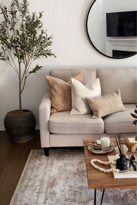 Tan Couch Living Room, Beige Couch Living Room, House Interior Living Room, House Interior Decor Ideas, Interior Design House, Design House Interior, Beige Living Rooms, Aesthetic Living Room, Interior Living Room