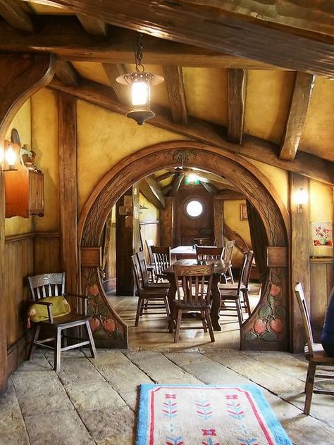 Hobbiton Casa Do Hobbit, Hobbit House Interior, Trendy Dining Room, Casa Hobbit, Earth Sheltered, Underground Homes, Hobbit Hole, Tanah Liat, Cob House