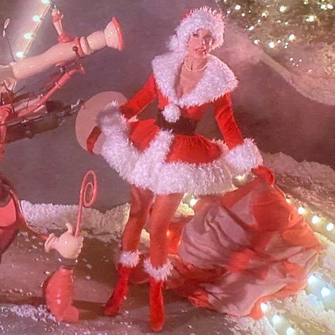 Nineties Milk on Instagram: “Martha May Whovier being a Christmas fashion icon in How The Grinch Stole Christmas, 2000 🎄” Martha May Whovier, Whoville Costumes, Christmas Sleighs, Martha May, Grinchmas Party, Christine Baranski, Grinch Movie, Christmas Widgets, Christmas Aesthetics