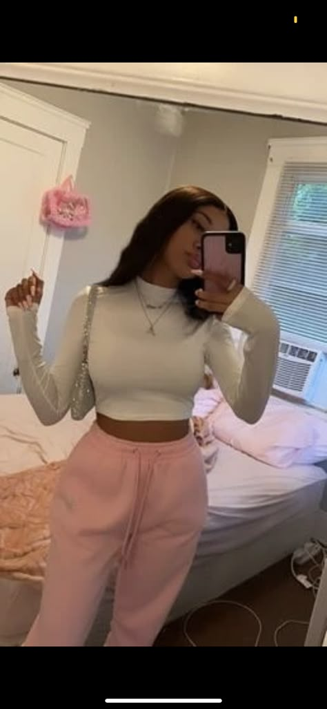 Pink Nike Sweatpants Outfit, Pink Sweat Pants Outfits, Pink Sweatpants Outfit Winter, Light Pink Sweatpants Outfit, Pink Pullover Outfit, Pink Joggers Outfit, Pink Sweats Outfit, Pink Sweatpants Outfit, Nike Sweatpants Outfit