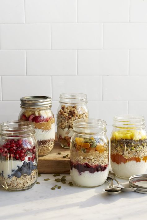 Frozen Banana Recipes, Oatmeal In A Jar, Strawberry Granola, Breakfast In A Jar, Banana Snacks, Overnight Oatmeal Recipes, Creative Breakfast, Easy Dessert Recipes Quick, Strawberry Oatmeal