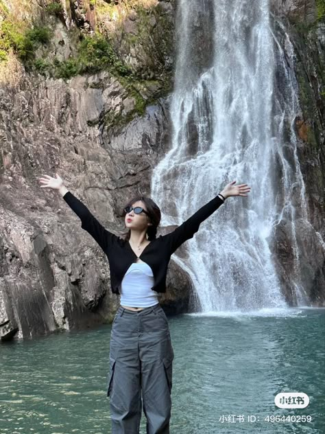 Waterfall Outfit Ideas, Nature Outfits, Outfit Ideas Korean, Cute Hiking Outfit, Boyish Style, Best Poses For Photography, Camping Aesthetic, Island Life Style, Adventure Aesthetic